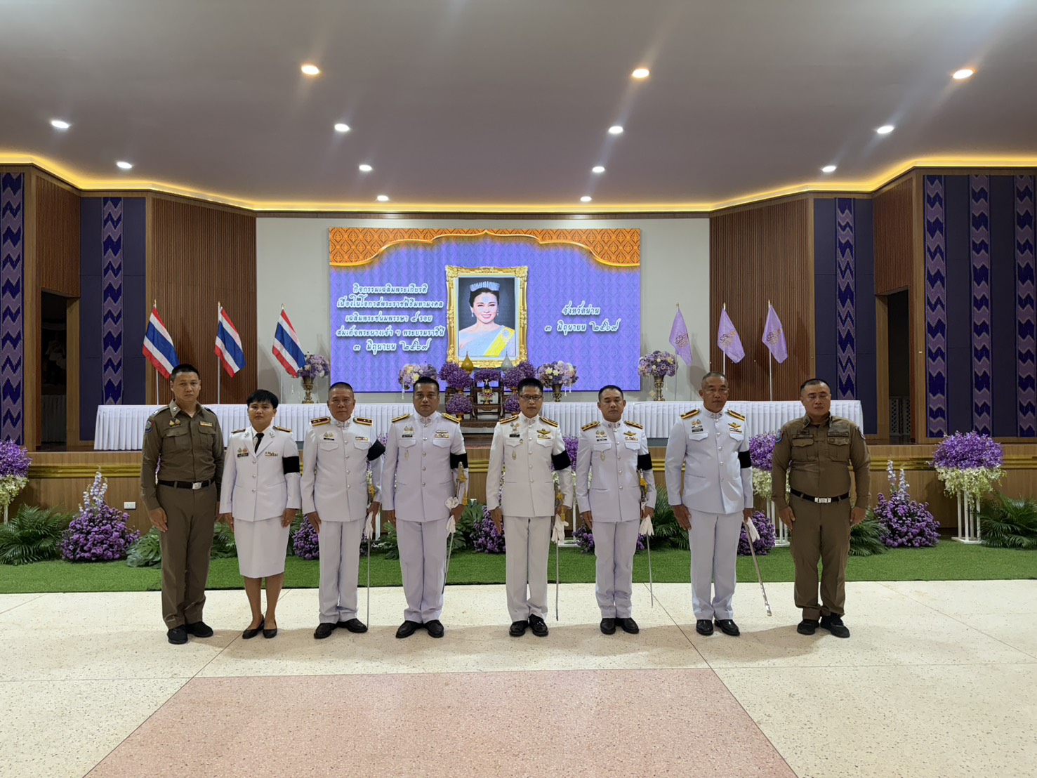 ร่วมตักบาตร พิธีกิจกรรมเฉลิมพระเกียรติเนื่องในโอกาสพระราชพิธีมหามงคลเฉลิมพระชนมพรรษา 4 รอบ สมเด็จพระนางเจ้า ฯ พระบรมราชินี